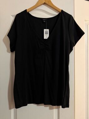 NWT Torrid Black V-Neck Short Sleeve Ruched Front Top, size 3x (22-24)
